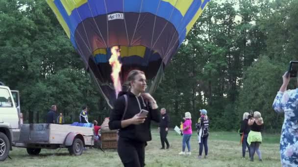 Belaya Tserkov Ucrânia Agosto 2020 Tripulação Infla Balão Com Quente — Vídeo de Stock