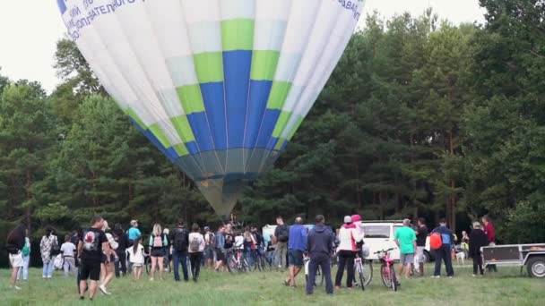 ベラヤ ツェルコフ ウクライナ 2020年8月24日 乗組員は熱風で気球を膨らませます — ストック動画