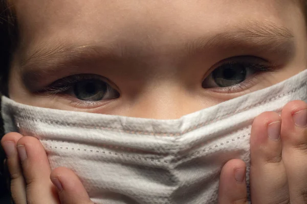Retrato Uma Criança Com Uma Máscara Protetora Seu Rosto Com — Fotografia de Stock