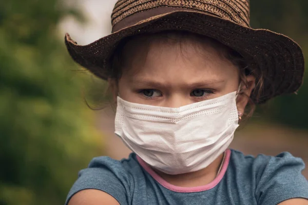 Retrato Uma Menina Com Uma Máscara Médica Rua Coronavírus Pandêmico — Fotografia de Stock