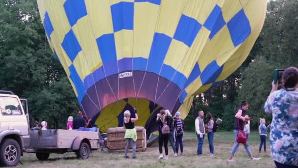 Belaya Tserkov Ukrajina Srpna 2020 Posádka Nafoukne Balón Horkým Vzduchem — Stock video