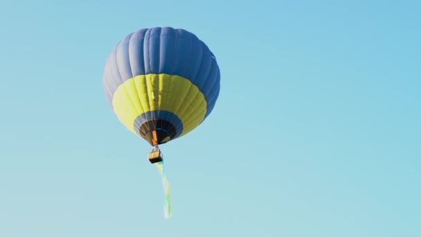 Πολύχρωμο Αερόστατο Θερμού Αέρα Που Φέρουν Στον Μπλε Ουρανό — Αρχείο Βίντεο