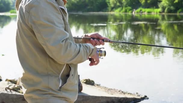 Rybář Otáčí Řece Drží Rukou Rybářskou Prut Otáčí Navijákem — Stock video