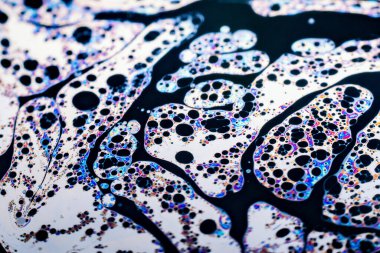 Bir sabun köpüğünün yüzeyindeki ışık tarafından oluşturulan güzel psikedelik soyutlama.