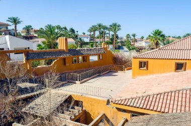 Mısır 'da terk edilmiş bir otelde bir salgın sırasında avluda..