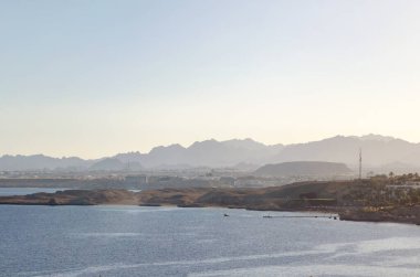Gün batımında dağların arka planına karşı tatil otelleri, Sharm El Sheikh, Mısır.