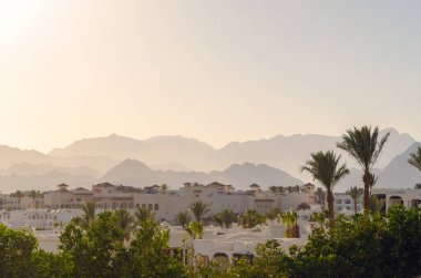 Gün batımında dağların arka planına karşı tatil otelleri, Sharm El Sheikh, Mısır.