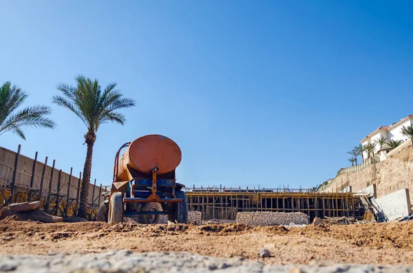 Вантажівка Акваріумом Будівельному Майданчику Єгипті — стокове фото