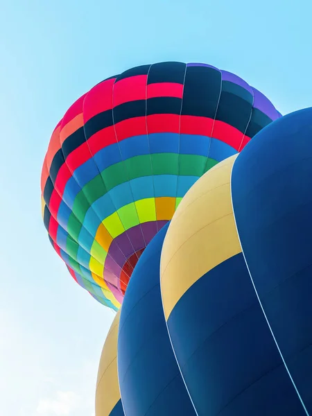 Balão Quente Multicolorido Fundo Azul Céu Nublado — Fotografia de Stock