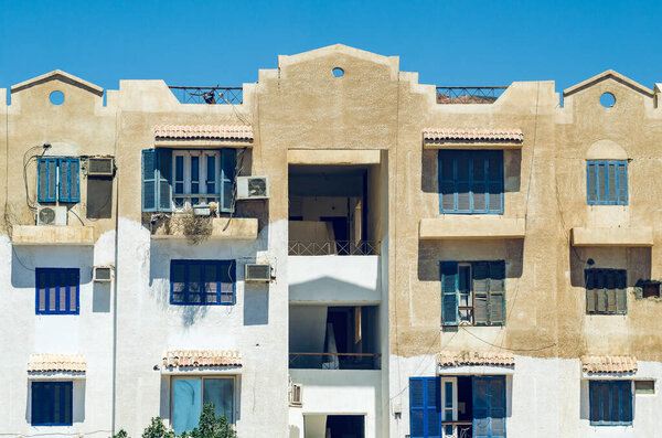 Старые дома на улицах Дахаба, Египет.