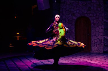 Sharm El Sheikh, Mısır, 11 Mayıs 2019: Tanoura halk dansı yapan Mısırlı adam