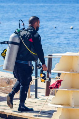 Sharm El Sheikh, Mısır 12 Mayıs 2019: Bir iskelede mayo ve dalgıç kıyafeti giymiş bir grup insan.