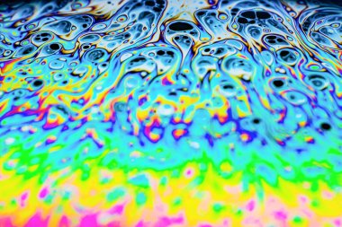 Bir sabun köpüğünün yüzeyindeki ışık tarafından oluşturulan güzel psikedelik soyutlama.