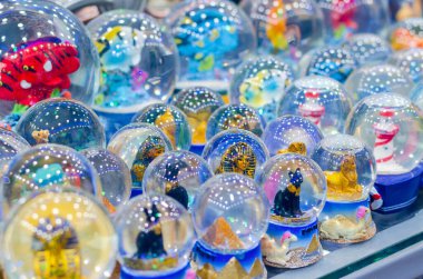 Sokak pazarında geleneksel Mısır hediyelik eşyaları..