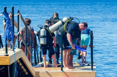 Sharm El Sheikh, Mısır 12 Mayıs 2019: Bir iskelede mayo ve dalgıç kıyafeti giymiş bir grup insan.