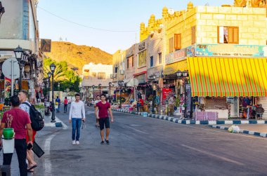 Sharm El Sheikh, Mısır 10 Mayıs 2019: Sharm El Sheikh caddelerinden alışveriş.