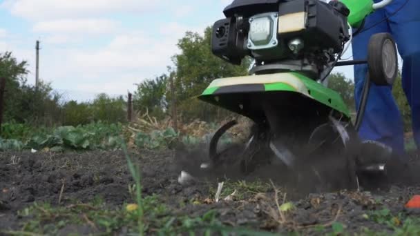 Uomo Coltiva Terreno Giardino Con Una Seminatrice Preparando Terreno Semina — Video Stock