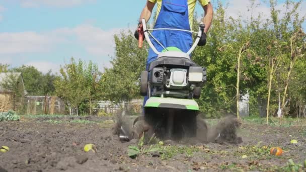 Homem Cultiva Chão Jardim Com Lavrador Preparando Solo Para Semear — Vídeo de Stock