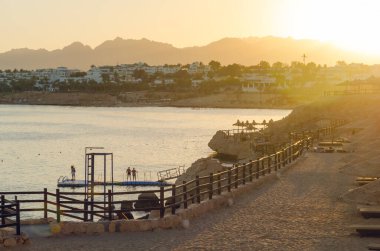 Gün batımında dağların arka planına karşı tatil otelleri, Sharm El Sheikh, Mısır.