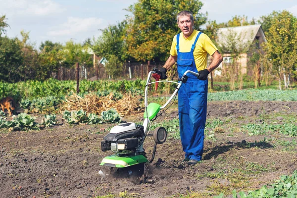 Homem Cultiva Chão Jardim Com Lavrador Preparando Solo Para Semear — Fotografia de Stock