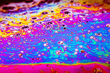 Bir sabun köpüğünün yüzeyindeki ışık tarafından oluşturulan güzel psikedelik soyutlama.
