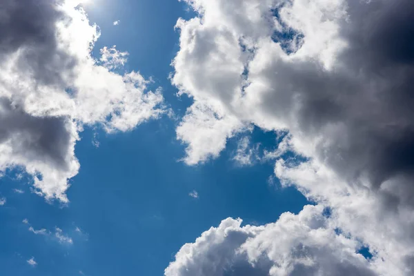 Hermosas Nubes Sobre Fondo Cielo Azul — Foto de Stock