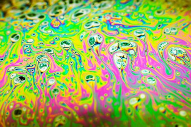 Bir sabun köpüğünün yüzeyindeki ışık tarafından oluşturulan güzel psikedelik soyutlama.