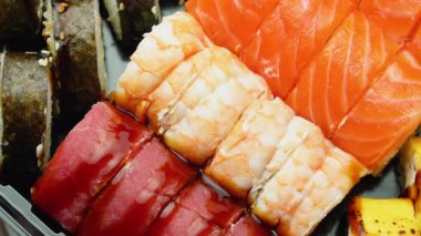 Karides, somon ve ton balıklı suşi. Dairesel hareket