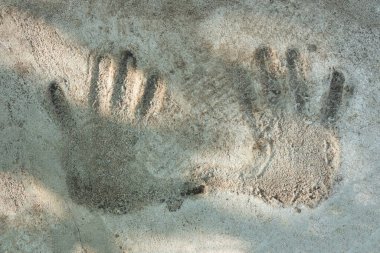 Beton bir yüzeyde çocukların el izleri..