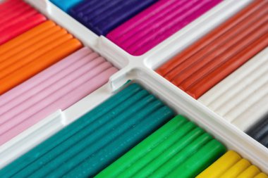 Sanatsal modelleme ve çocuk yaratıcılığının gelişimi için bir kutuda çok renkli plastikler.
