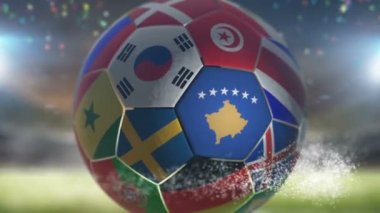 Stadyumdaki futbol topunda Kosova bayrağı