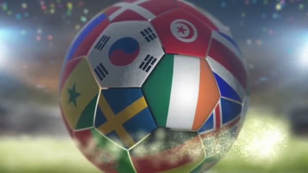 Bandera de Irlanda en una pelota de fútbol fútbol en la arena — Vídeo de stock