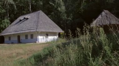 Eski bir ev kil kulübeden yapılma.