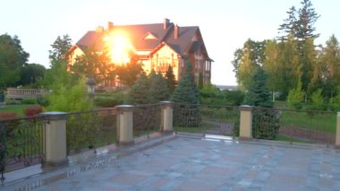 Büyük ev ve doğa parkı.