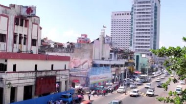 Yangon eski şehrinin merkez caddesi.