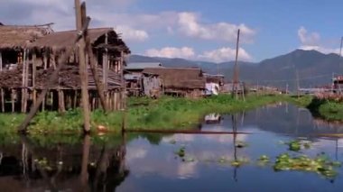 Tekneden su manzaralı barakalar.