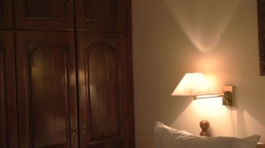 Yatak odasının yanındaki duvarda lamba var.