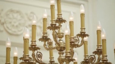 Sarayda klasik şamdan avizesi.