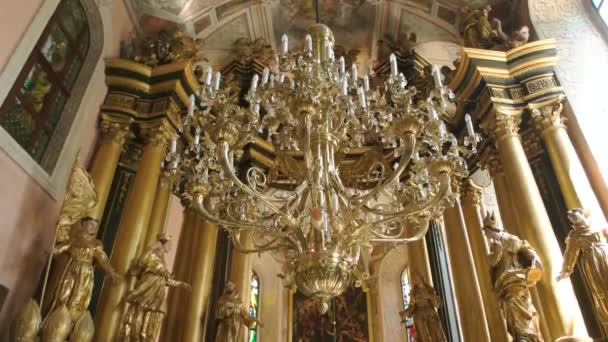 Altar en la iglesia bernardina lámpara de araña lviv — Vídeos de Stock
