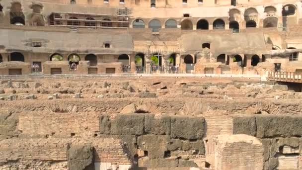 Antiguas paredes y la luz del sol coliseo romano — Vídeo de stock