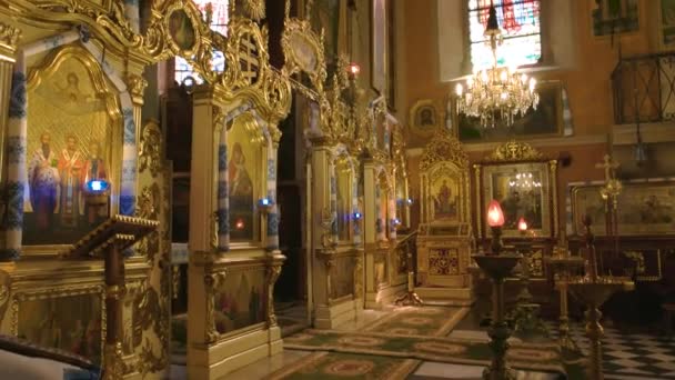 Antagande kyrka interiör lviv ortodoxa ikoner — Stockvideo