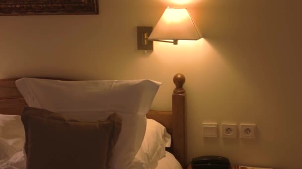 Cama con almohadas lámparas en el dormitorio reservar una suite en el hotel — Vídeos de Stock