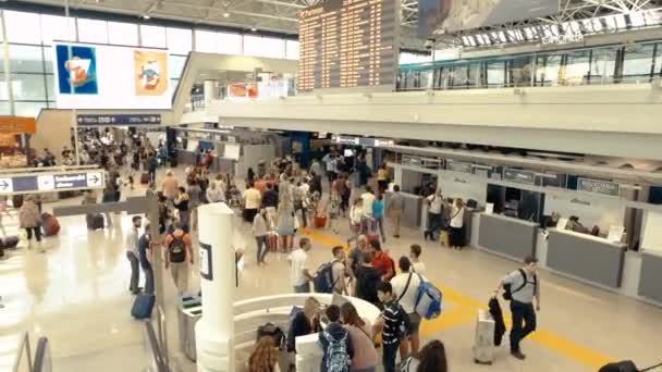Fiumicino αεροδρόμιο τερματικό άνθρωποι επιβάτες πτήσης — Αρχείο Βίντεο