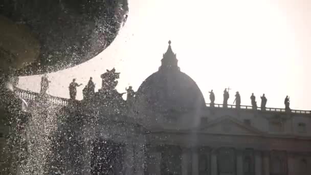 Fontän och helgonet Peter basilika antika katedralen — Stockvideo