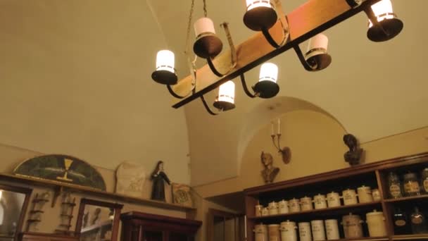 Interieur van een oude apotheek medicijnrekken en weegschalen — Stockvideo
