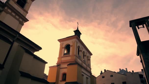Vieja iglesia en el fondo del cielo de la noche movimiento de nubes — Vídeos de Stock