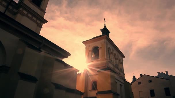 古い建物の中に太陽の光が差し込み — ストック動画