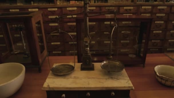 Weegschalen in oude apotheek vintage geneeskunde planken die de geneeskunde uitgevonden — Stockvideo