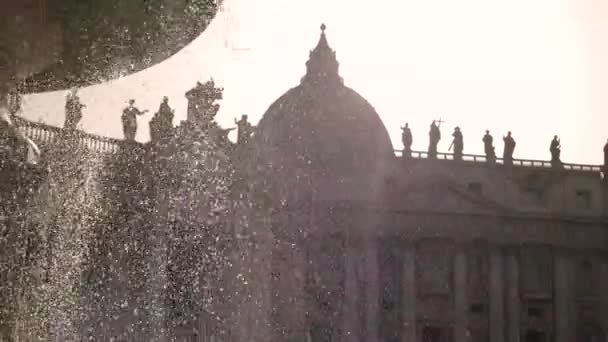 Basílica de San Pedro y fuente del cielo y edificio religioso luz del sol — Vídeos de Stock