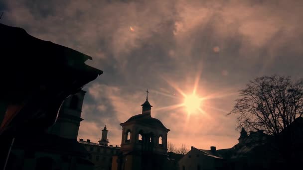 Silhueta de uma catedral cristã no fundo de sol da tarde — Vídeo de Stock